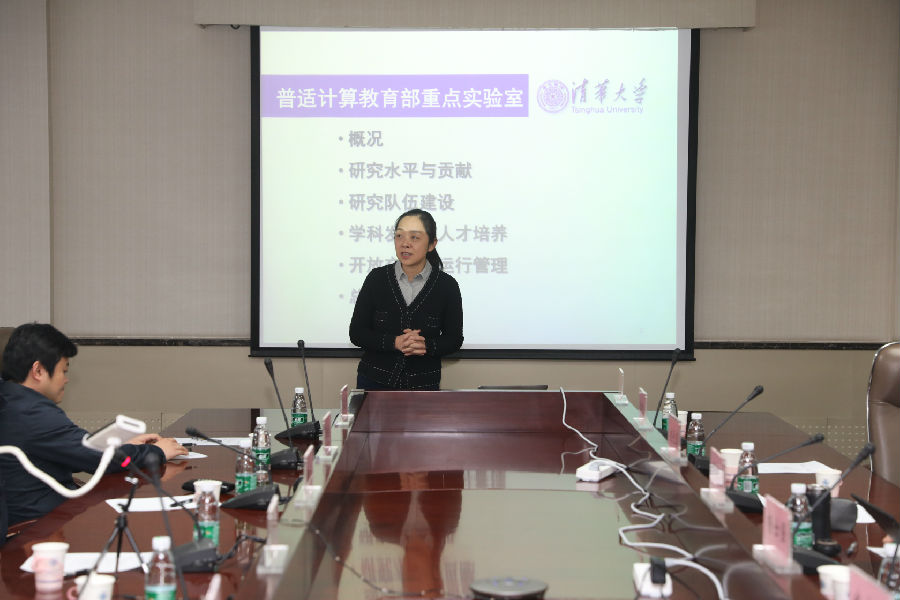 十大博彩史元春教授汇报实验室情况.JPG