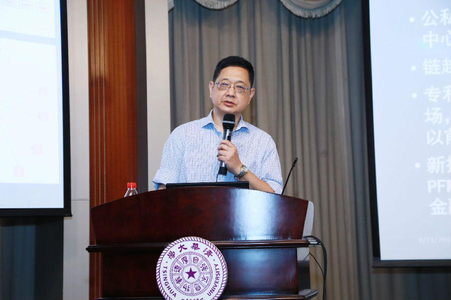 蔡维德教授做学术报告.jpg 蔡维德教授做学术报告.jpg