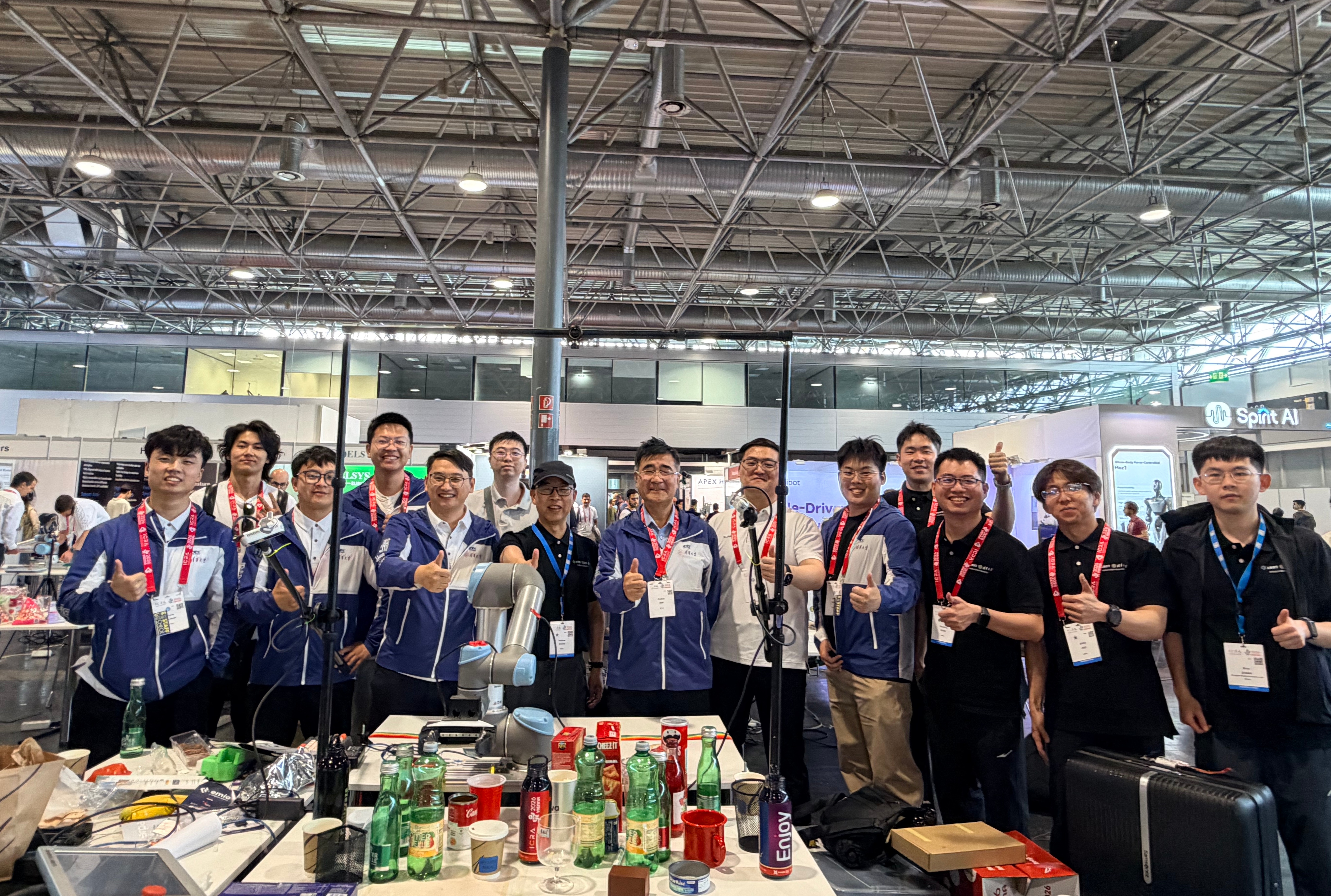 20260618-博彩平台排名孙富春教授团队在ICRA 2026机器人竞赛中获两项冠军及一项铜牌-学生-团队在比赛现场合影.jpg